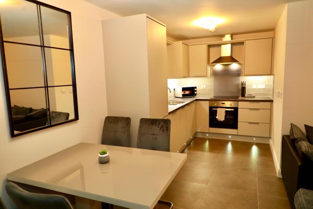 Lovely 2- Bedroom Apartment In เบลฟาสต์ ภายนอก รูปภาพ