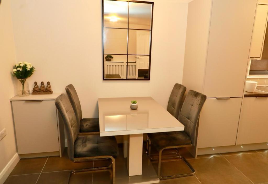 Lovely 2- Bedroom Apartment In เบลฟาสต์ ภายนอก รูปภาพ