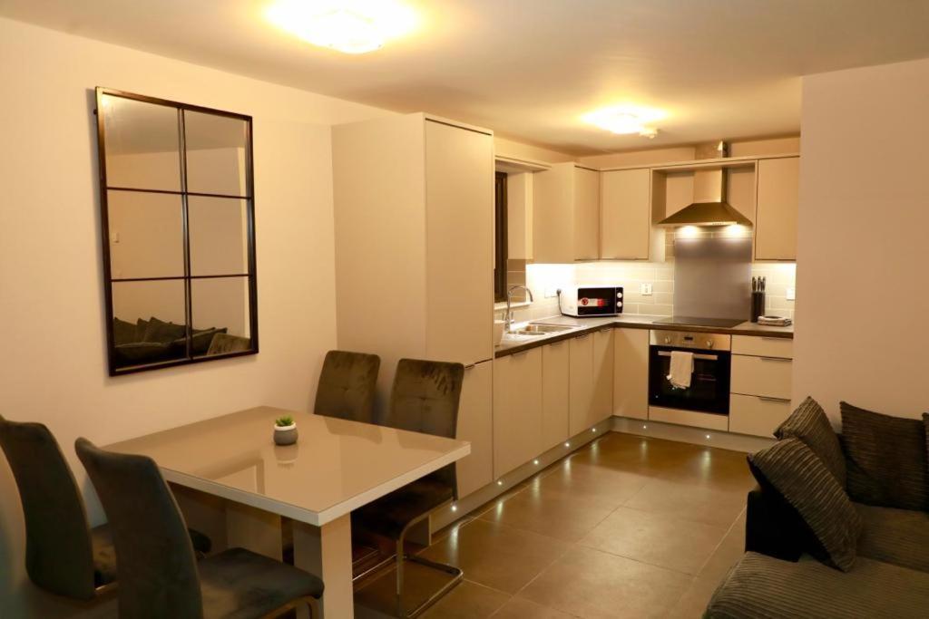 Lovely 2- Bedroom Apartment In เบลฟาสต์ ภายนอก รูปภาพ