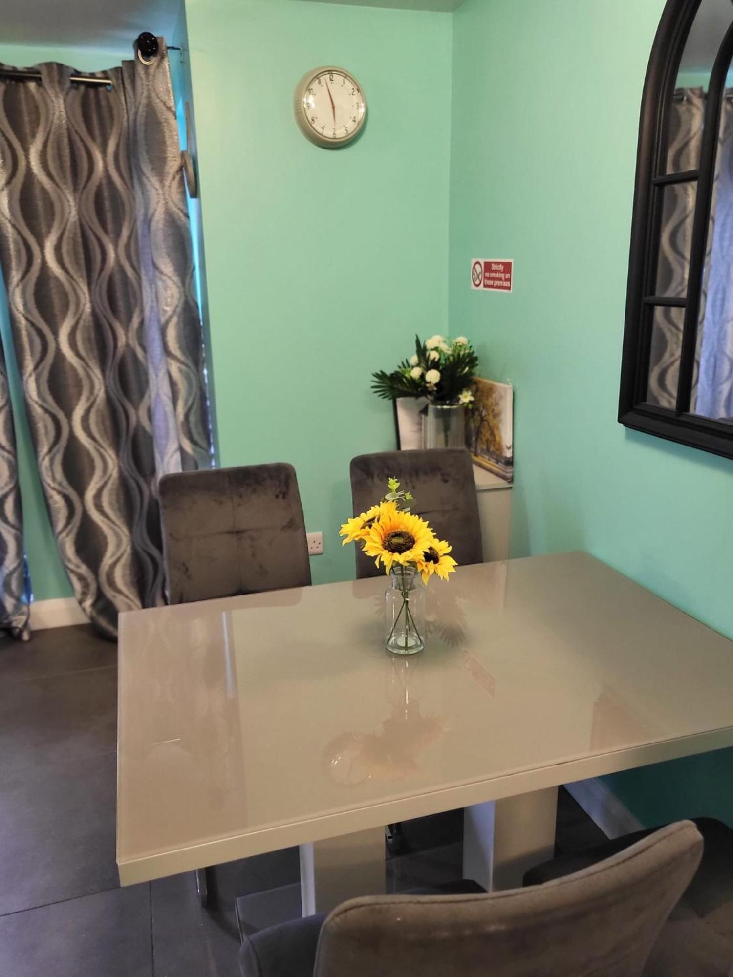 Lovely 2- Bedroom Apartment In เบลฟาสต์ ภายนอก รูปภาพ